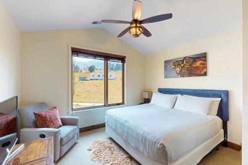 Un dormitorio con una cama y un ventilador de techo. en Bangtail Getaway, en Steamboat Springs