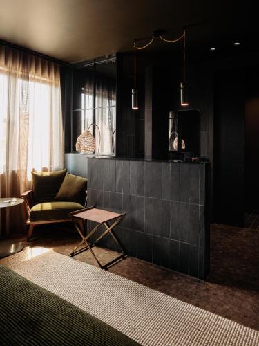 a living room with a couch and a table at Maison Grinder in Montréal