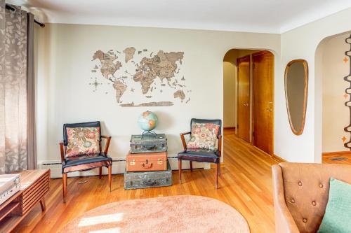 Ruang duduk di Less Than 1 Mi to Dtwn Tiffin Home with Outdoor Space!