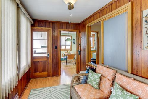 Ruang duduk di Less Than 1 Mi to Dtwn Tiffin Home with Outdoor Space!