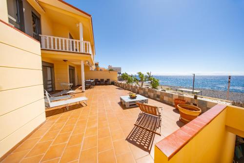 Sky & Sea, The House by the Beach