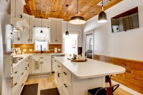 eine Küche mit weißen Schränken und einer Holzdecke in der Unterkunft 1 Mi to Landa Park New Braunfels Home with Patio! in New Braunfels