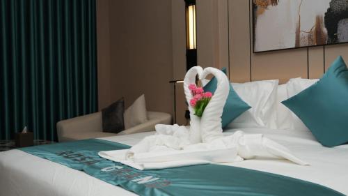 two swans made out of towels on a bed at فندق روزا جراند غرناطه in Riyadh