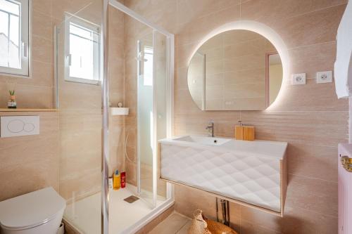 ブゾンにあるVilla Seineの洗面台、トイレ、鏡のあるバスルーム