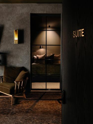 a room with a chair and a sliding glass door at Maison Grinder in Montréal
