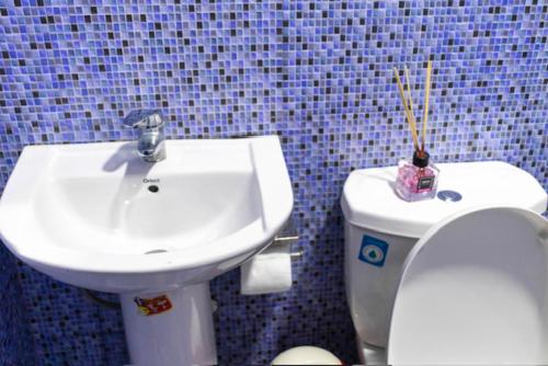 Ένα μπάνιο στο Caroline Appt -spacious deluxe 2 bedroom appt