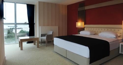 Postel nebo postele na pokoji v ubytování Neba Royal Hotel