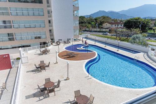 a swimming pool on top of a building at 250m do Mar | Piscina e Roupas de Cama in Bertioga