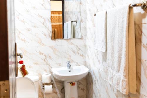 Ένα μπάνιο στο Caroline Appt -spacious deluxe 2 bedroom appt