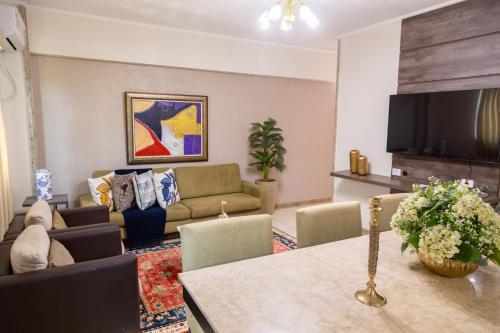 a living room with a couch and a table at Hotel Dan Inn Franca & Convenções By Nacional Inn in Franca