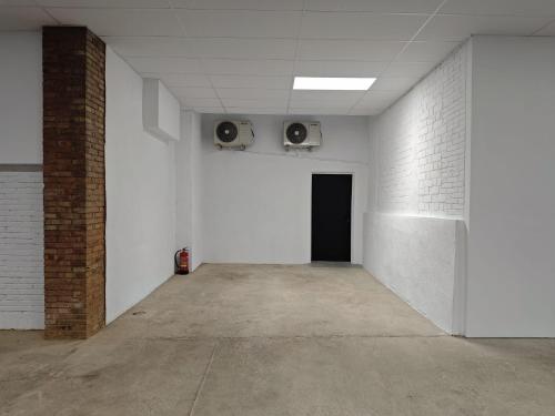 an empty room with two speakers on a wall at Apartament IXA-2 in Manresa