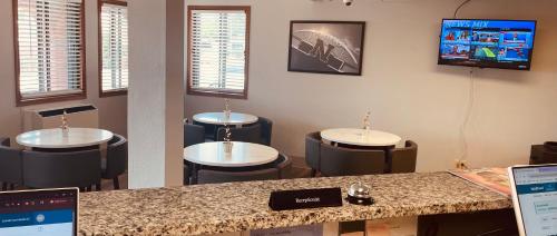 a waiting room with stools and a tv on the wall at Lincoln Hotel in Lincoln
