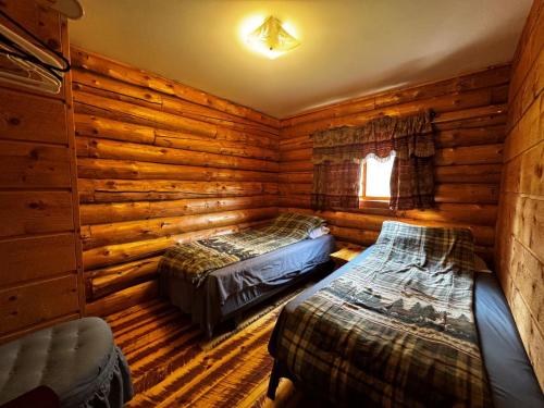 Postel nebo postele na pokoji v ubytování Riverfront Cabin #1