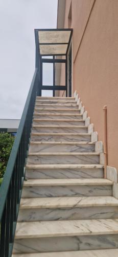 eine Treppe, die zu einem Gebäude hinaufführt in der Unterkunft Casa Maria in São Domingos de Rana