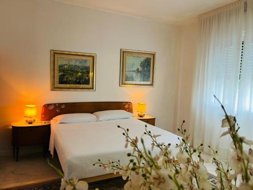 a bedroom with a bed with two lamps and a window at Luxury Relax Apartment near Venice Station in Venice