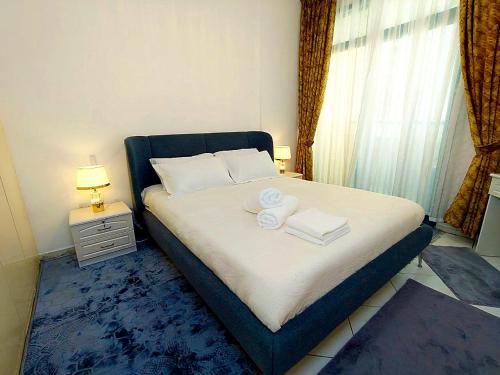 Katil atau katil-katil dalam bilik di Ajman Family Holiday homes VIP Two rooms, a large hall and a fully equipped kitchen that can accommodate 7 people and children