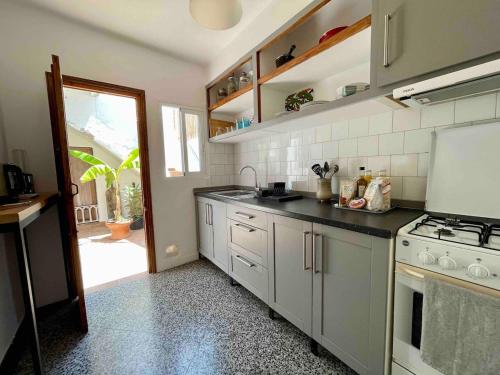 Η κουζίνα ή μικρή κουζίνα στο Townhouse 15 minutes from the sea