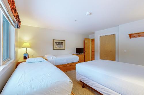 a bedroom with two beds and a window at Trailside Highlands 19B in Jeffersonville