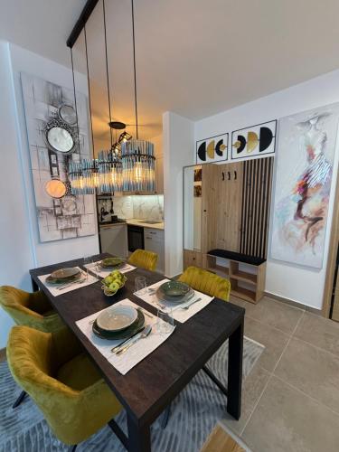 ノヴィサドにあるLux apartment Square 28のダイニングルーム(テーブル、黄色い椅子付)
