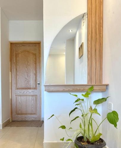 a hallway with a door and a potted plant at Apartamento de Descanso - Doradal in Doradal