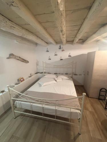 a bedroom with a white bed in a room at Kunada home in Potamia