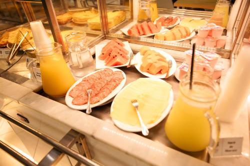 ブルメナウにあるCHA Mime Hotelのビュッフェ