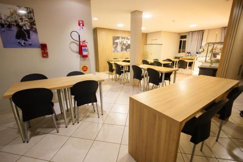 ブルメナウにあるCHA Mime Hotelの部屋にテーブルと椅子があるレストラン