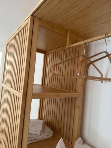 Postel nebo postele na pokoji v ubytování Appartement Cosy avec jardin Suite Enigma