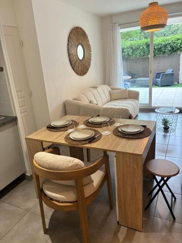 Posezení v ubytování Appartement Cosy avec jardin Suite Enigma