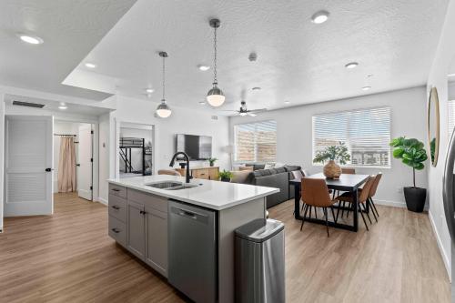 eine Küche und ein Wohnzimmer mit einem Tisch und einer Couch in der Unterkunft Terra Vista - Brand new in Hurricane