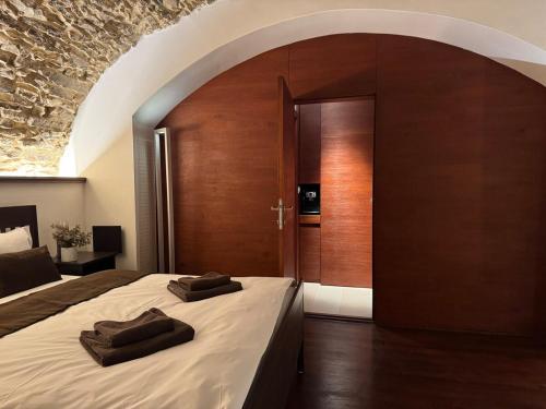 Ένα ή περισσότερα κρεβάτια σε δωμάτιο στο Historic Arch Apartment - Karlova Street