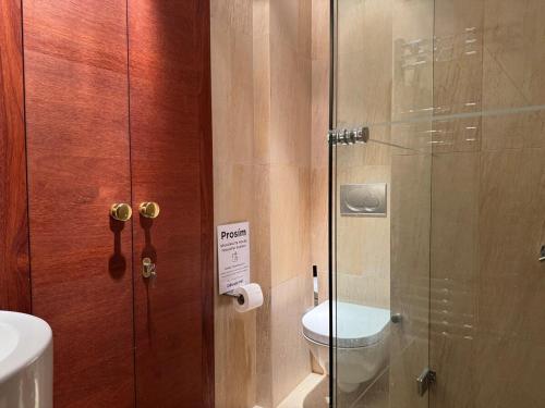 Ένα μπάνιο στο Historic Arch Apartment - Karlova Street