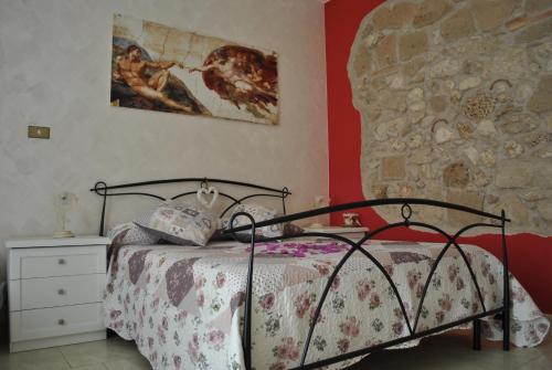 1 dormitorio con cama y pared de piedra en B&B Casale Shanti, en Piedimonte San Germano