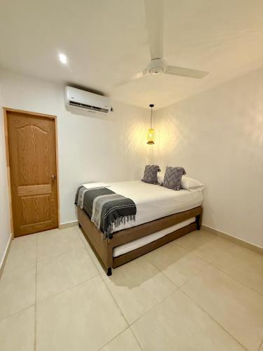 a bedroom with a bed and a ceiling fan at Apartamento de Descanso - Doradal in Doradal