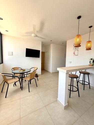a living room with a table and chairs and a tv at Apartamento de Descanso - Doradal in Doradal