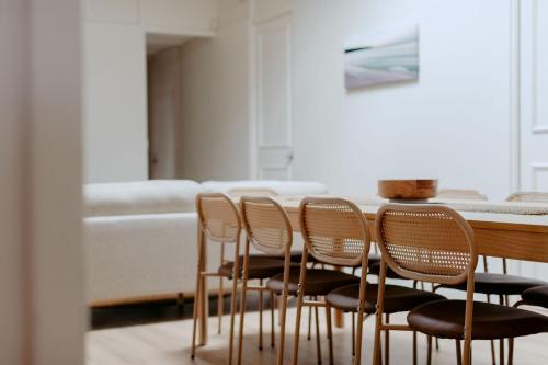 a group of chairs sitting next to a table at Casa Agonis in Geographe