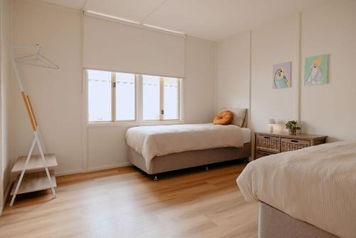 a bedroom with a bed and a window at Casa Agonis in Geographe