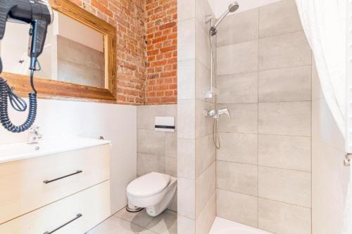 łazienka z prysznicem, toaletą i umywalką w obiekcie Sopocki Dworek w mieście Sopot