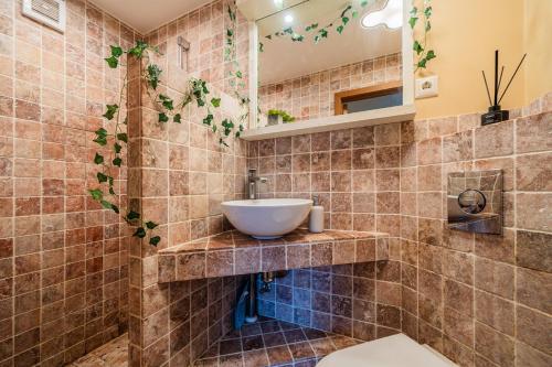 a bathroom with a sink and a mirror at Tähtvere Kodud in Tartu