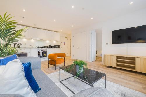 un soggiorno con un divano e un tavolo di Central Gravesend 1BR Kitchen WiFi Sleeps 2 a Gravesend