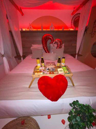 La Gioya - Love Room, Jacuzzi, Baldaquinにあるベッド