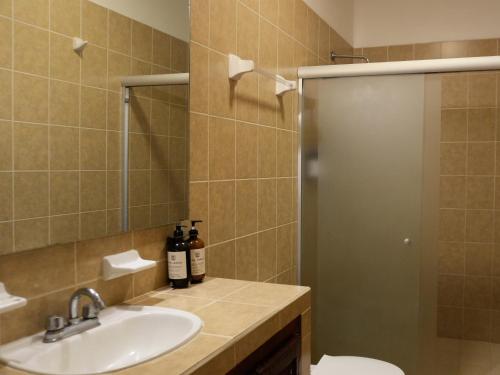 Koupelna v ubytování Las Jaras Aguas Termales