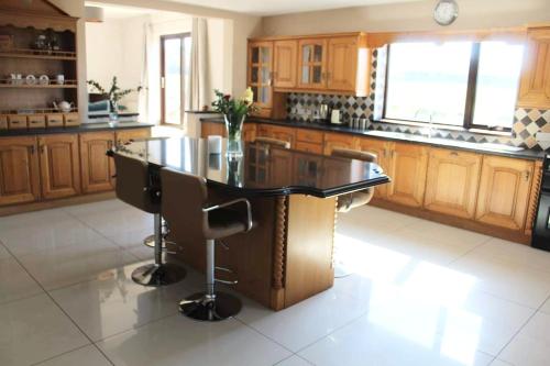 Η κουζίνα ή μικρή κουζίνα στο Loughview Holiday Home