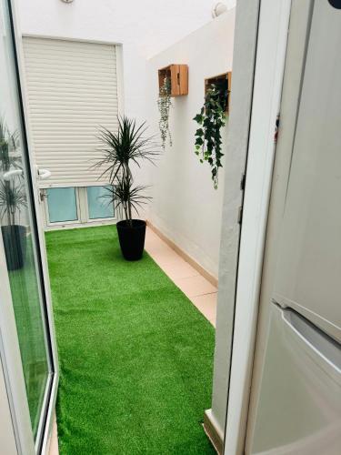 Zahrada ubytování Apartment 5 minutes from airport and beach