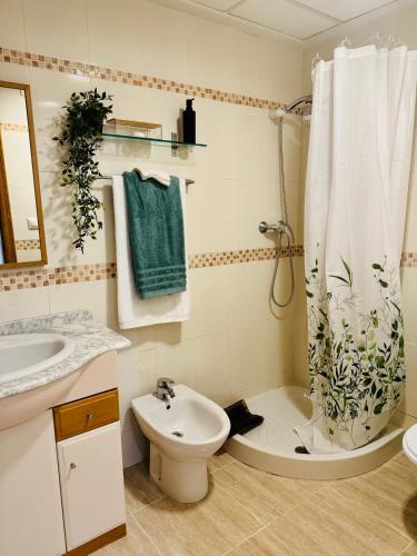 Koupelna v ubytování Apartment 5 minutes from airport and beach