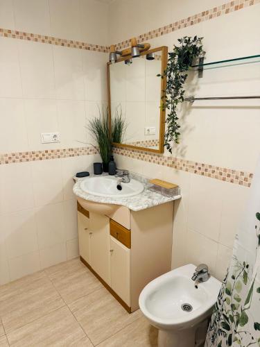 Koupelna v ubytování Apartment 5 minutes from airport and beach