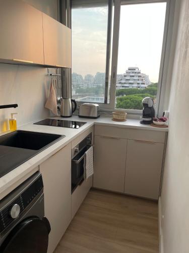 Dapur atau dapur kecil di Vue panoramique pour ce grand studio en centre ville