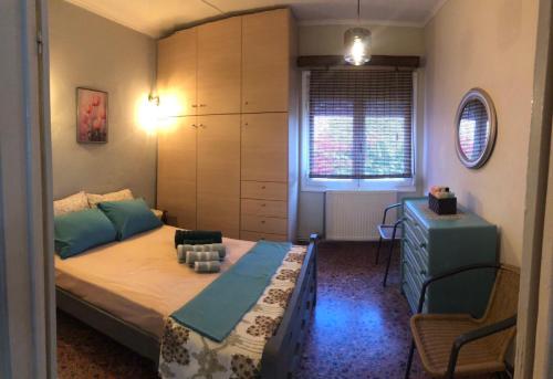 een slaapkamer met een groot bed en een ladekast bij Kallimasia Chios - Iraklis House in Kallimasiá