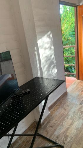 PapagallerosにあるEcoPolis el queremal entradaの窓付きの部屋の黒いテーブル