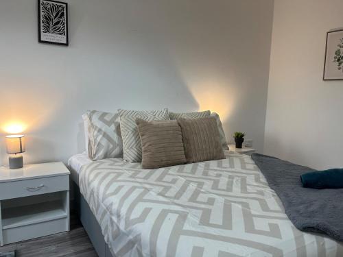 Katil atau katil-katil dalam bilik di Modern Apartment near Etihad Stadium & C o-op Live